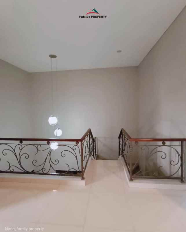 dijual rumah jalan raya komplek