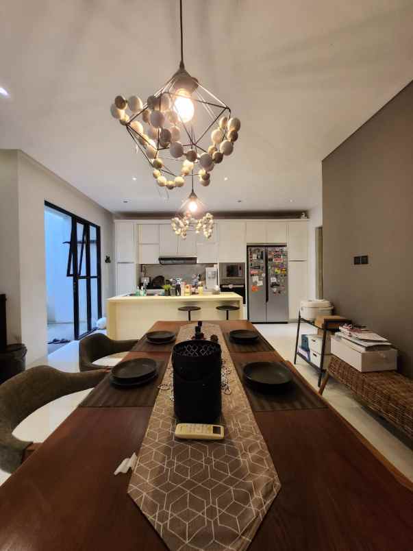 dijual rumah jalan raya veteran bintaro