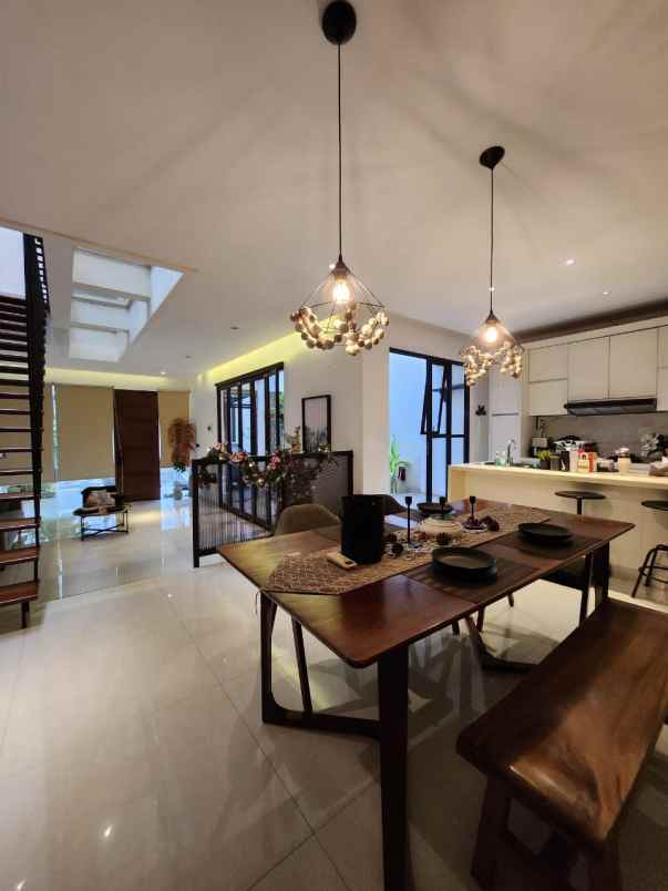 dijual rumah jalan raya veteran bintaro