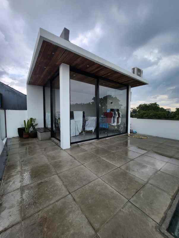 dijual rumah jalan raya veteran bintaro