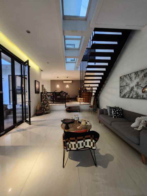 dijual rumah jalan raya veteran bintaro