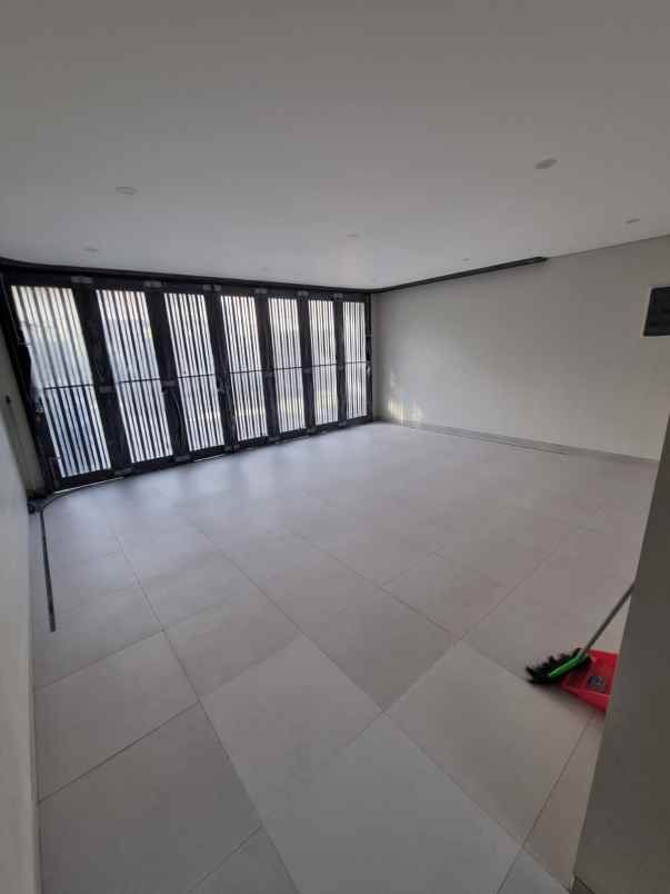 dijual rumah jalan taman golf