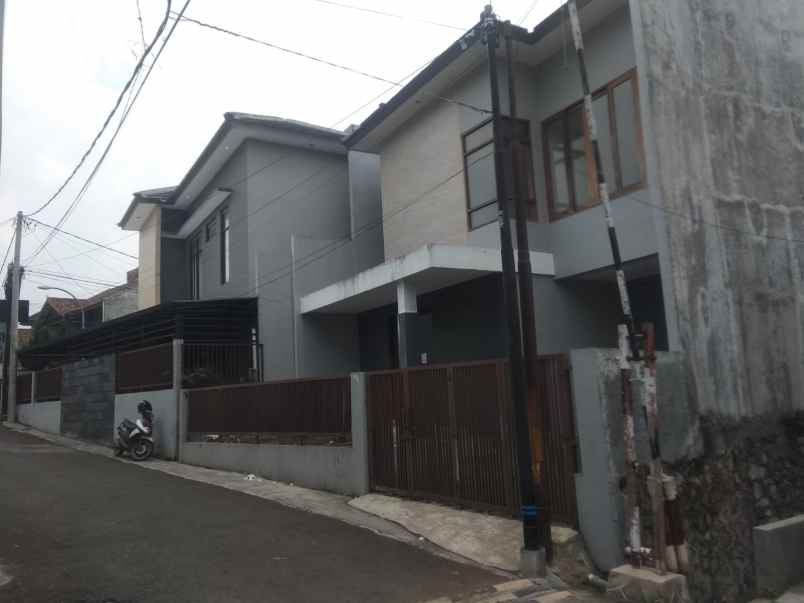 dijual rumah jl budhi luhur