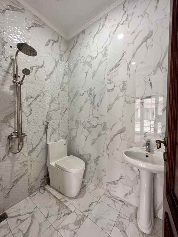 dijual rumah jl jatiwaringin