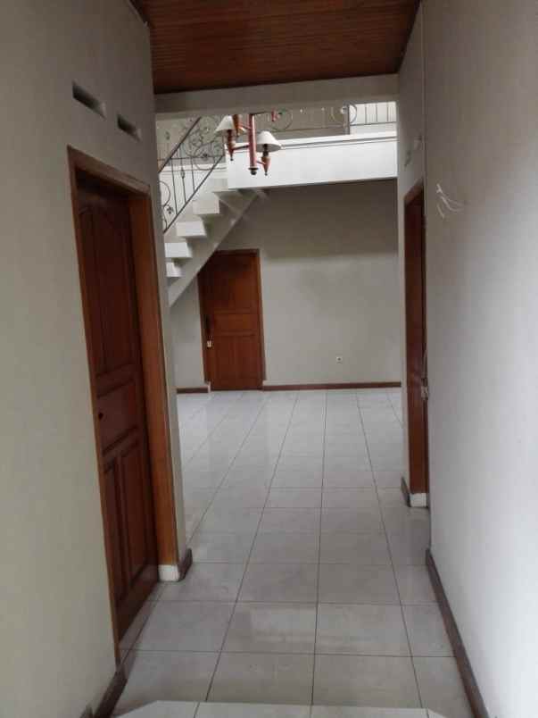 dijual rumah jl komplek mutiara