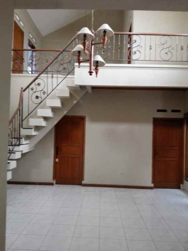 dijual rumah jl komplek mutiara