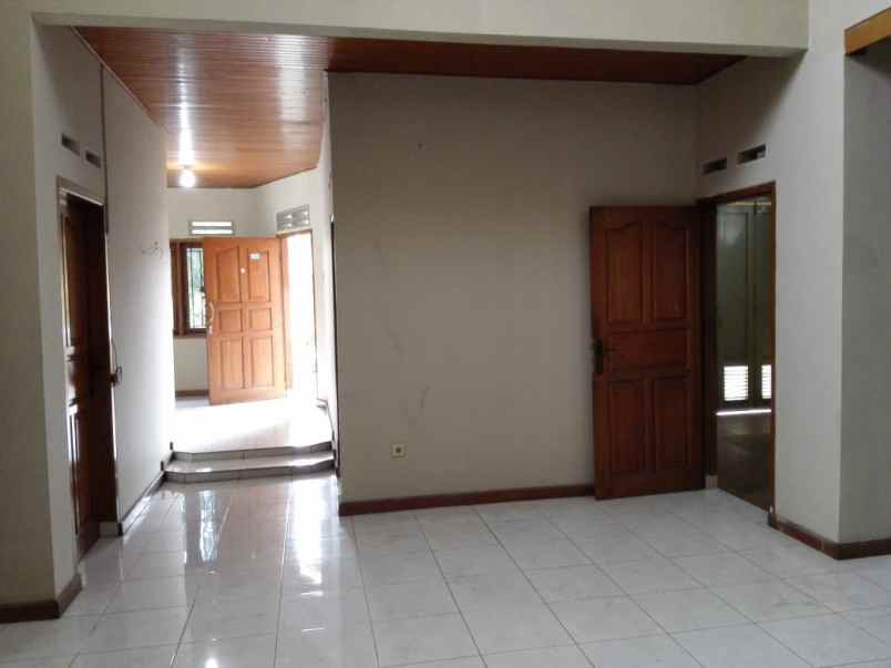 dijual rumah jl komplek mutiara