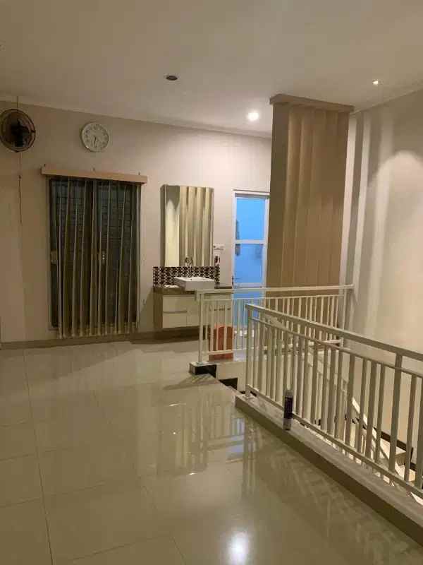 dijual rumah jl manyar indah menur