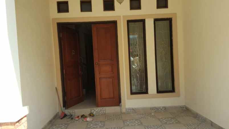 dijual rumah jln raya wolter monginsidi