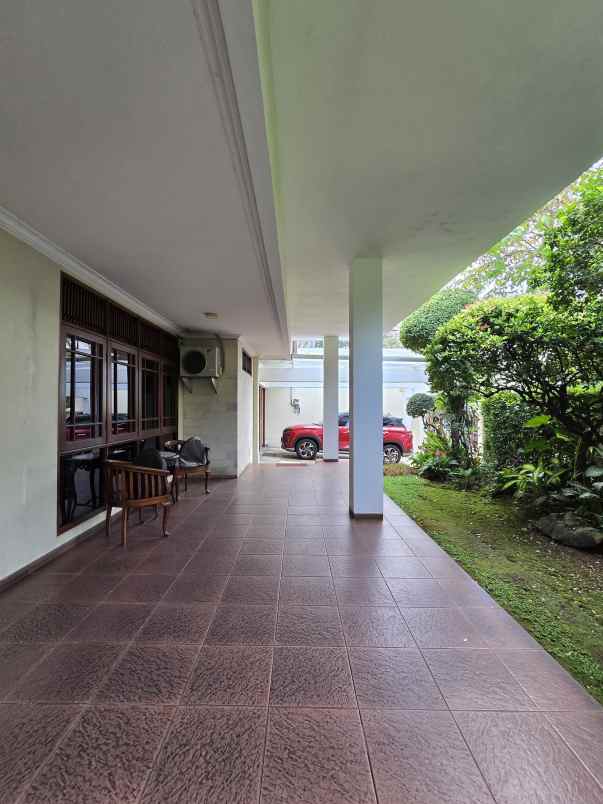 dijual rumah kayu putih