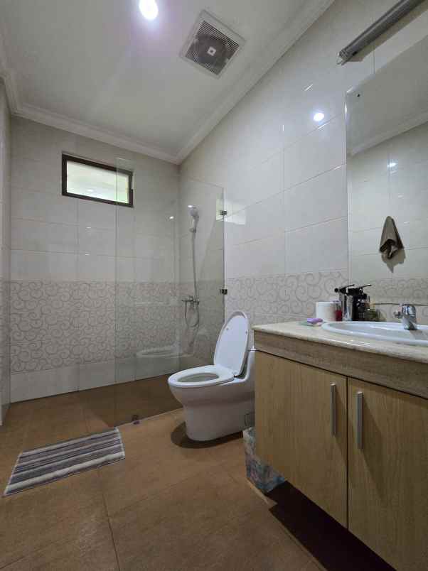 dijual rumah kayu putih