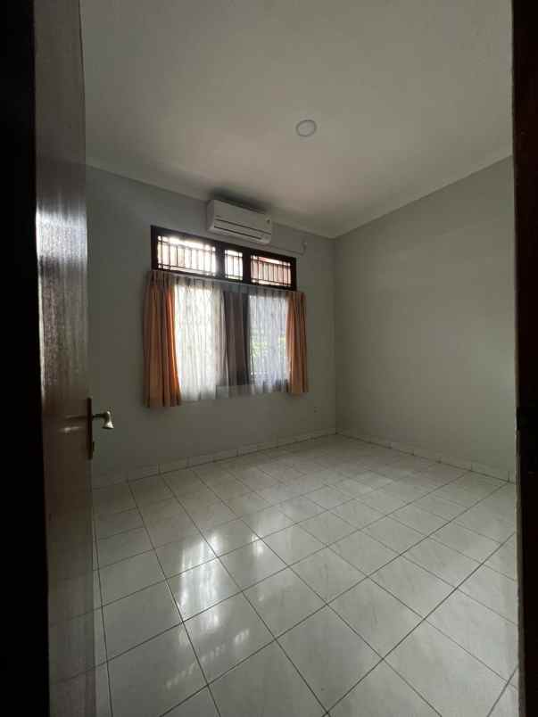 dijual rumah kemanggisan