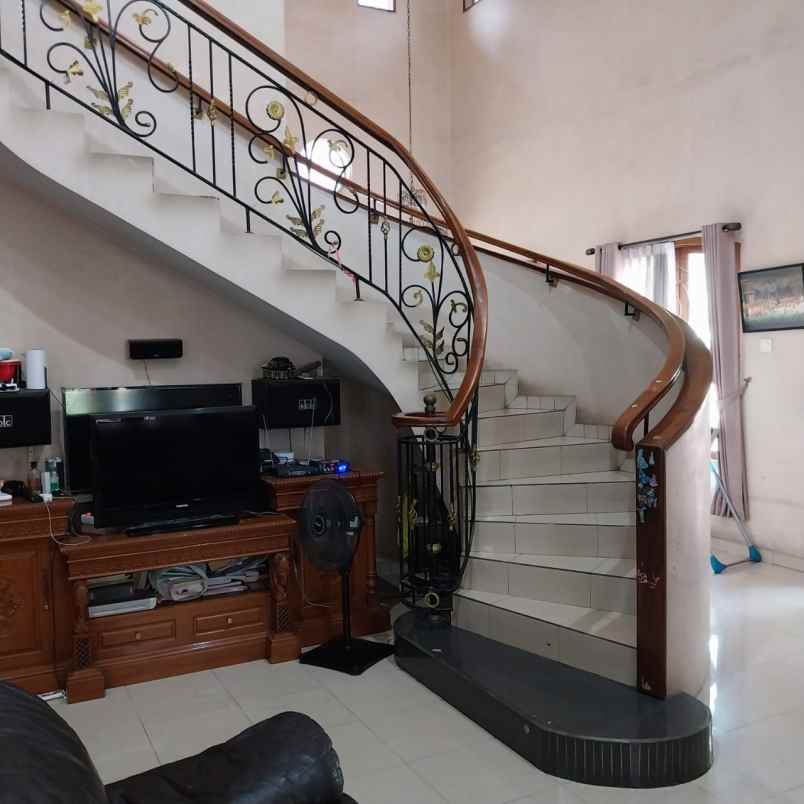dijual rumah klasik hook di duren sawit jakarta timur