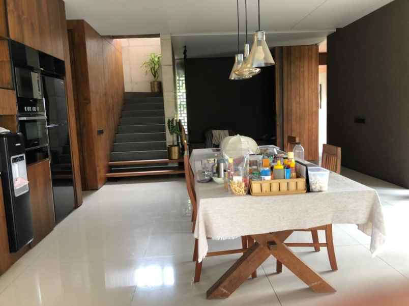 dijual rumah komplek admiralty