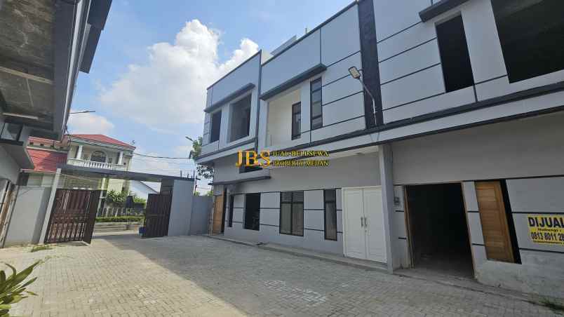 dijual rumah komplek cemara royal