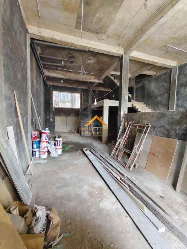 dijual rumah komplek graha mansion