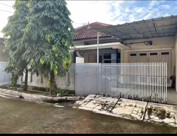 dijual rumah komplek margahayu raya