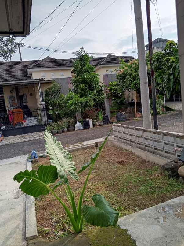 dijual rumah komplek parahyangan