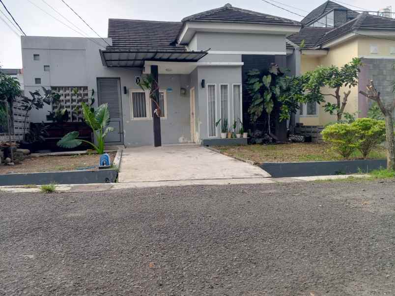 dijual rumah komplek parahyangan