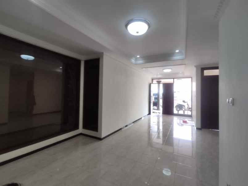 dijual rumah kutisari selatan