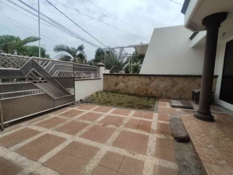 dijual rumah kutisari selatan