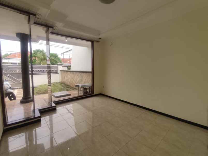 dijual rumah kutisari selatan