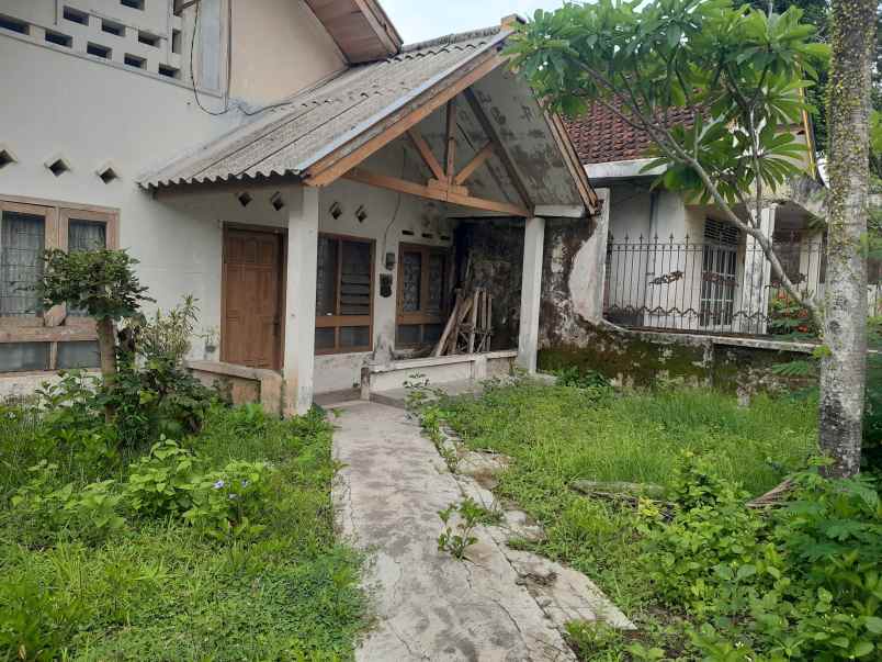 dijual rumah lama dekat rri jember