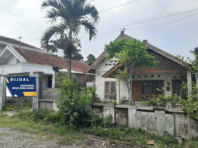 dijual rumah lama dekat rri jember