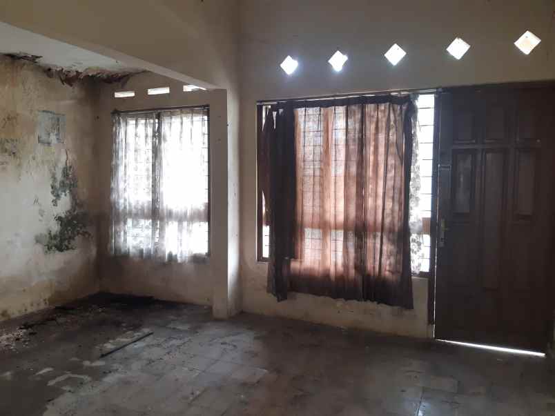 dijual rumah lama dekat rri jember