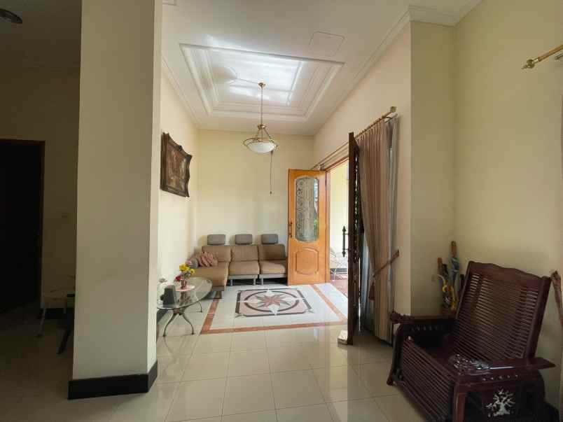 dijual rumah manyar jaya