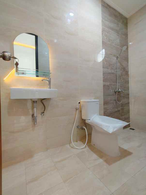 dijual rumah mega cinere depok