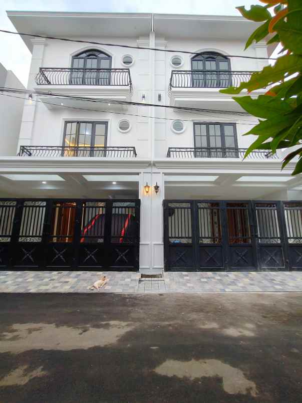 dijual rumah mega cinere depok