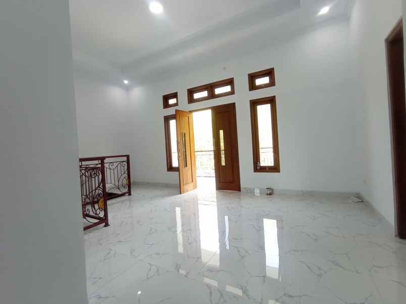 dijual rumah mewah 2 lantai