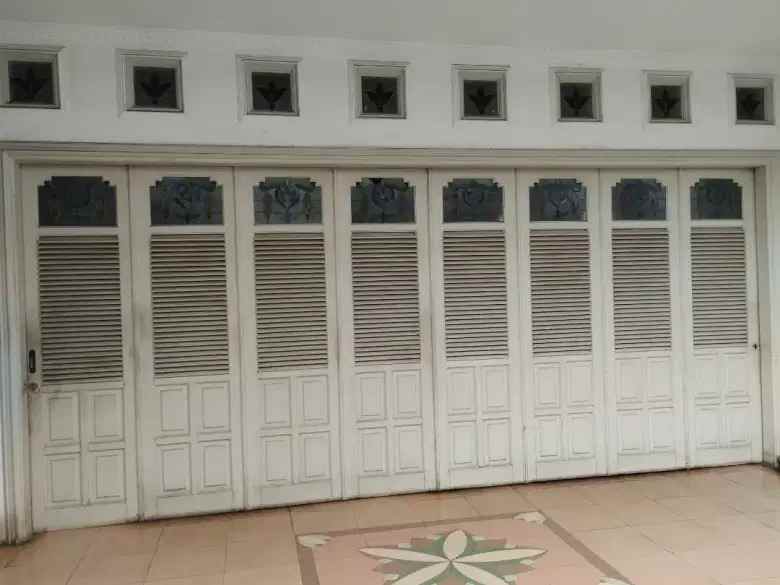 dijual rumah mewah besar di kebon jeruk