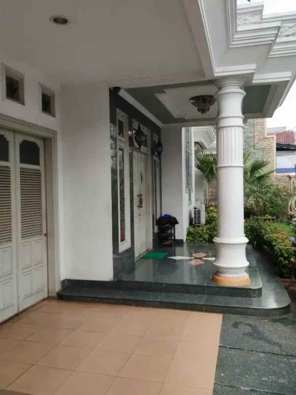 dijual rumah mewah besar di kebon jeruk