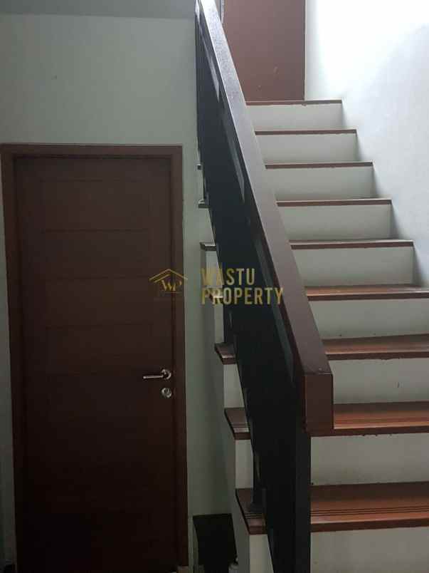 dijual rumah mewah dekat stasiun krl tanjung barat