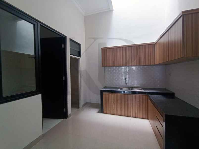 dijual rumah mulyosari prima