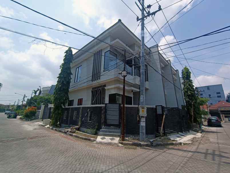 dijual rumah mulyosari prima