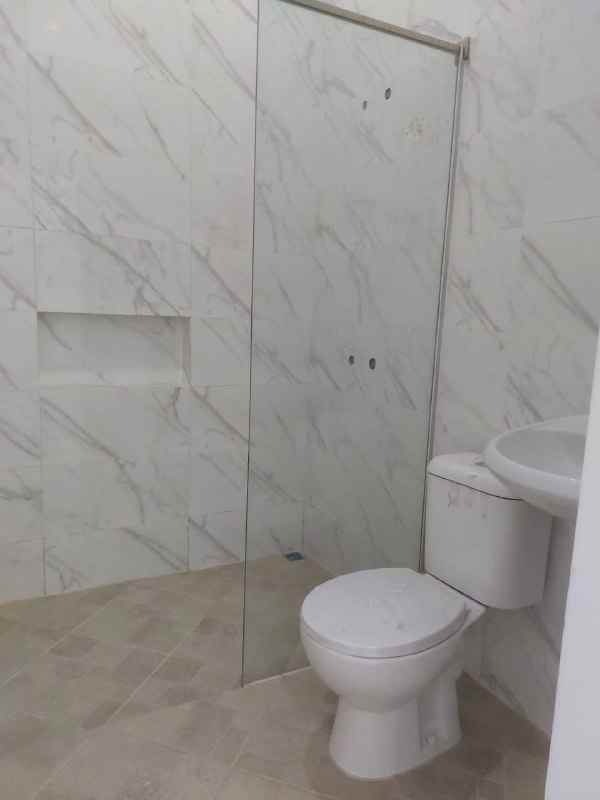 dijual rumah mulyosari utara