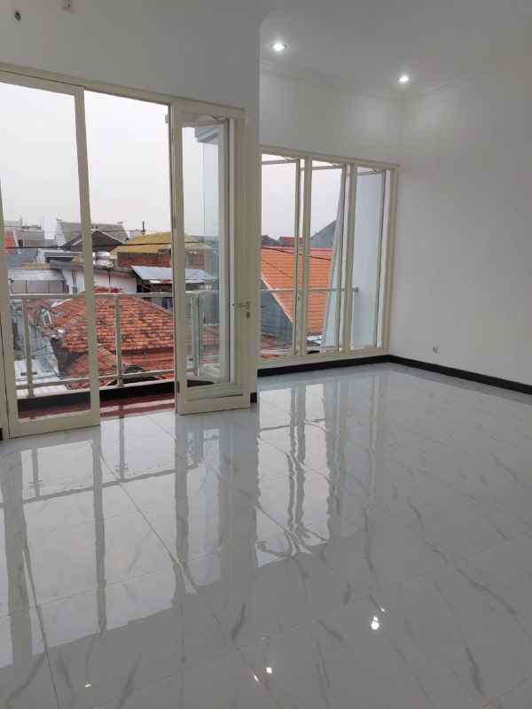 dijual rumah mulyosari utara