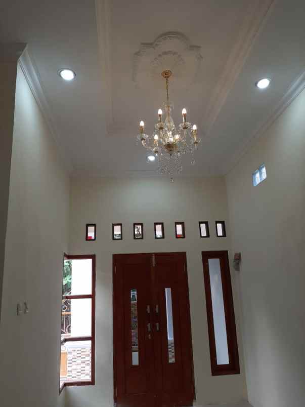 dijual rumah murah desain classic di graha raya