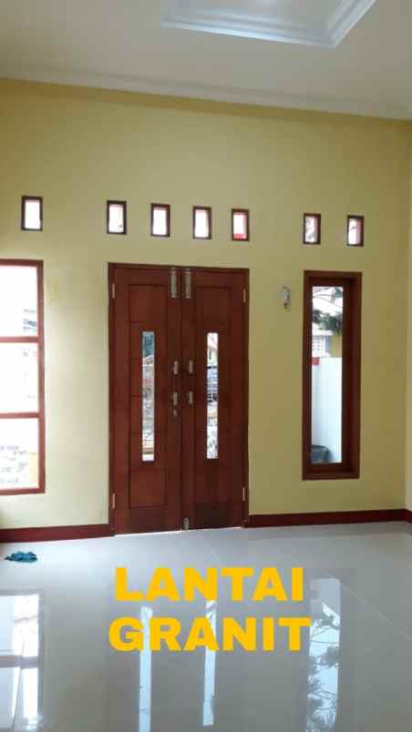 dijual rumah murah desain classic di graha raya