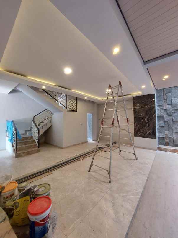 dijual rumah pakuwon city