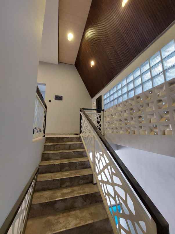 dijual rumah pakuwon city