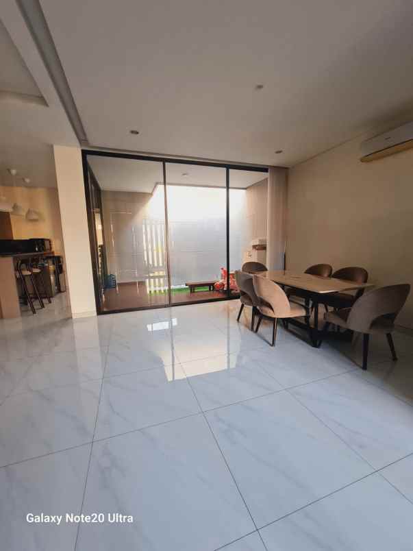 dijual rumah pakuwon city