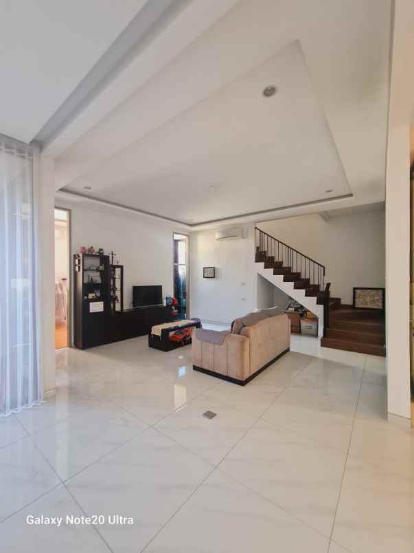 dijual rumah pakuwon city