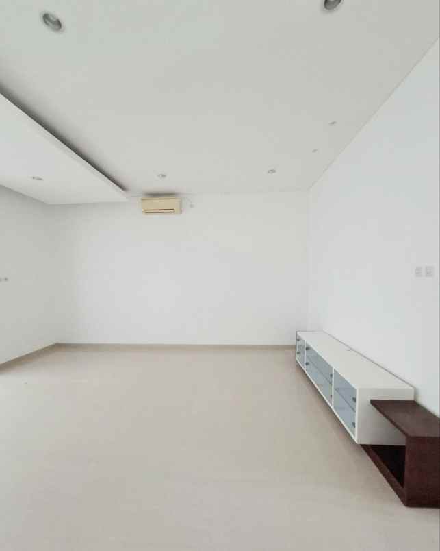 dijual rumah pakuwon city