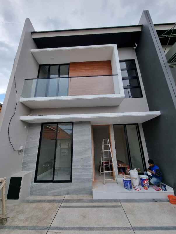 dijual rumah pakuwon city puri asri