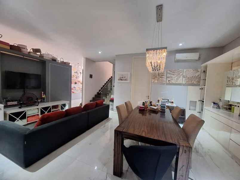 dijual rumah palm beach