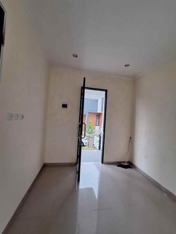 dijual rumah perumahan tasikmadu kota